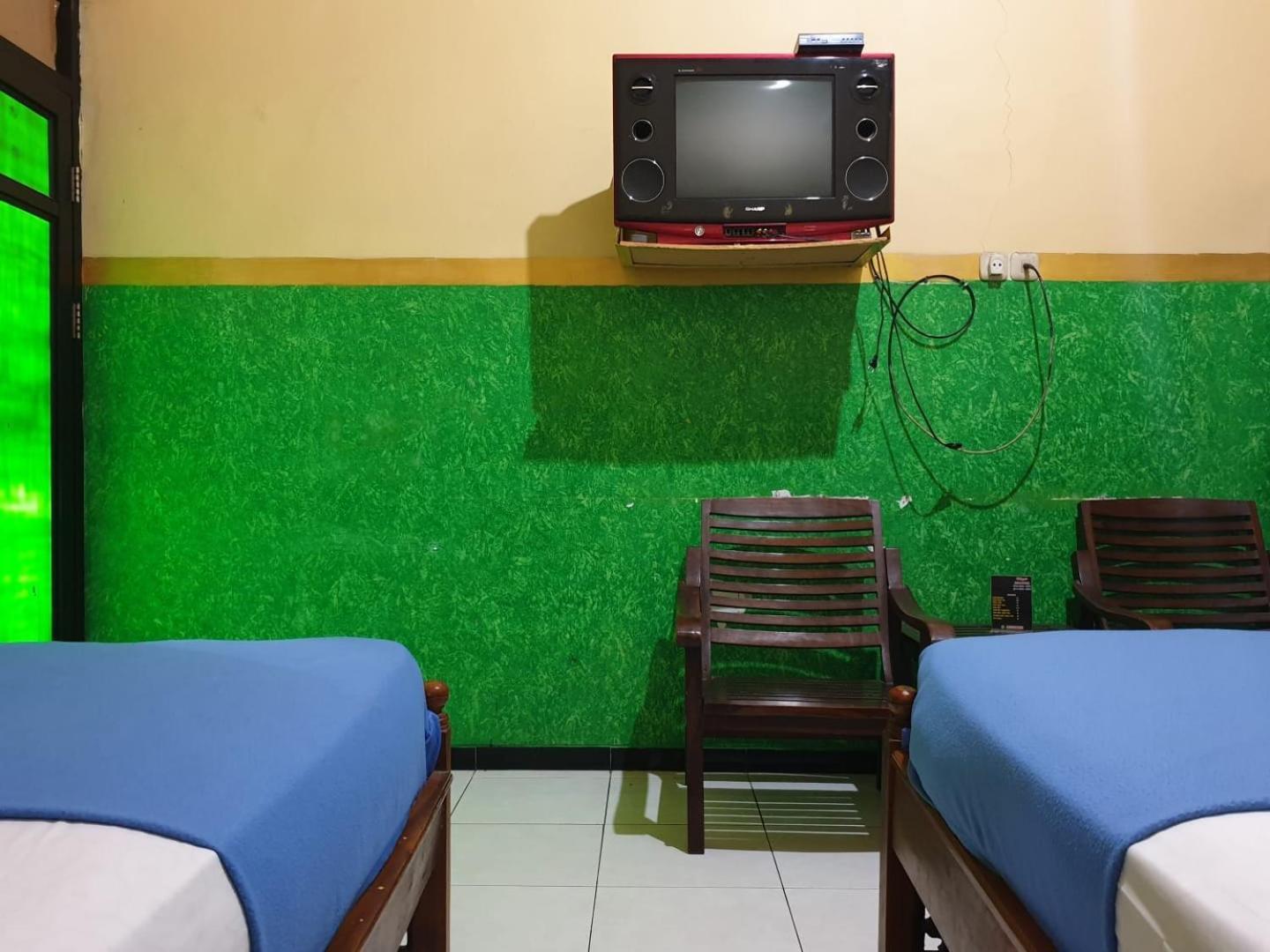 Oyo 92693 Houstel Darma Syariah Hotel Probolinggo Exterior foto
