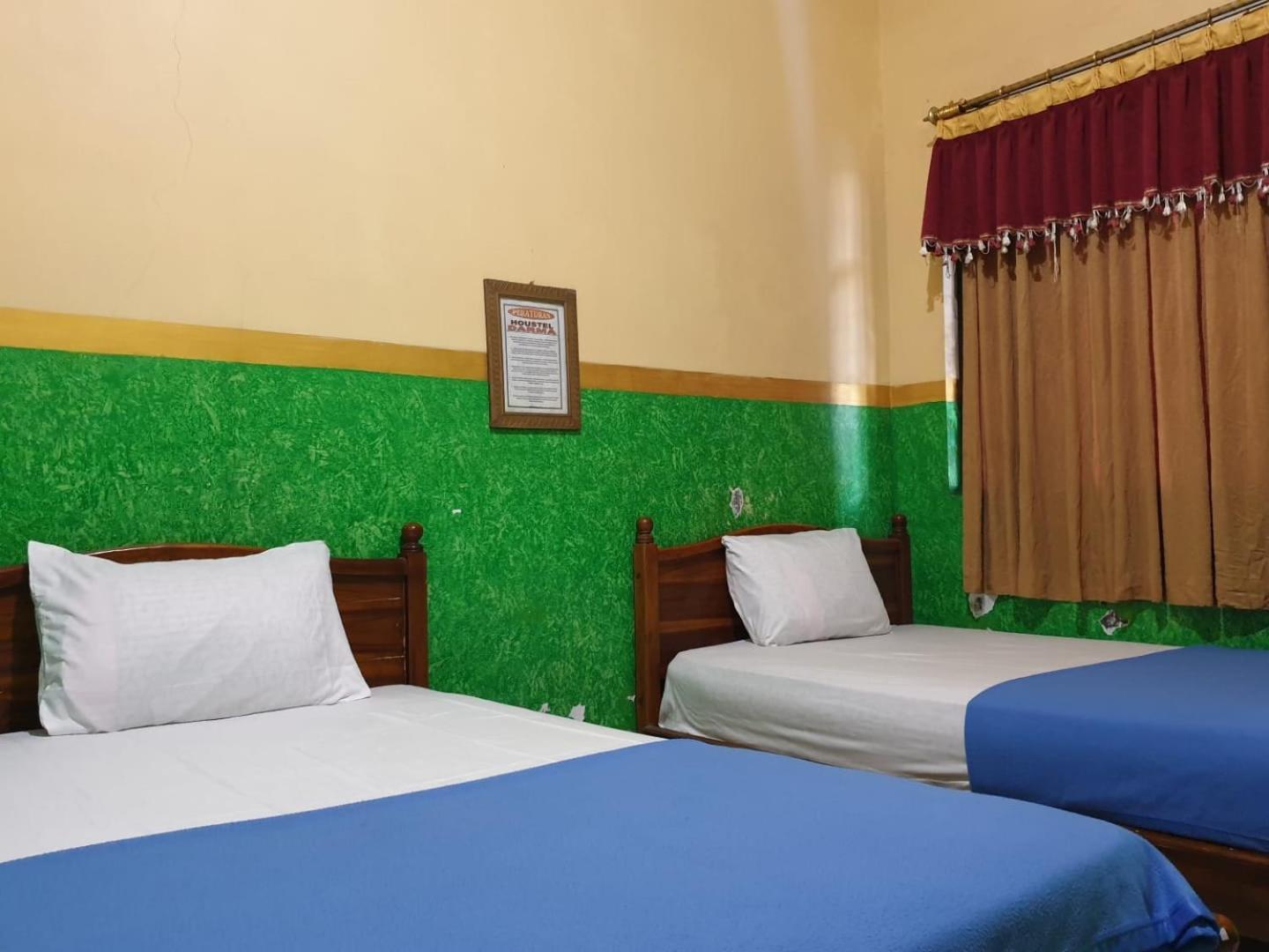 Oyo 92693 Houstel Darma Syariah Hotel Probolinggo Exterior foto