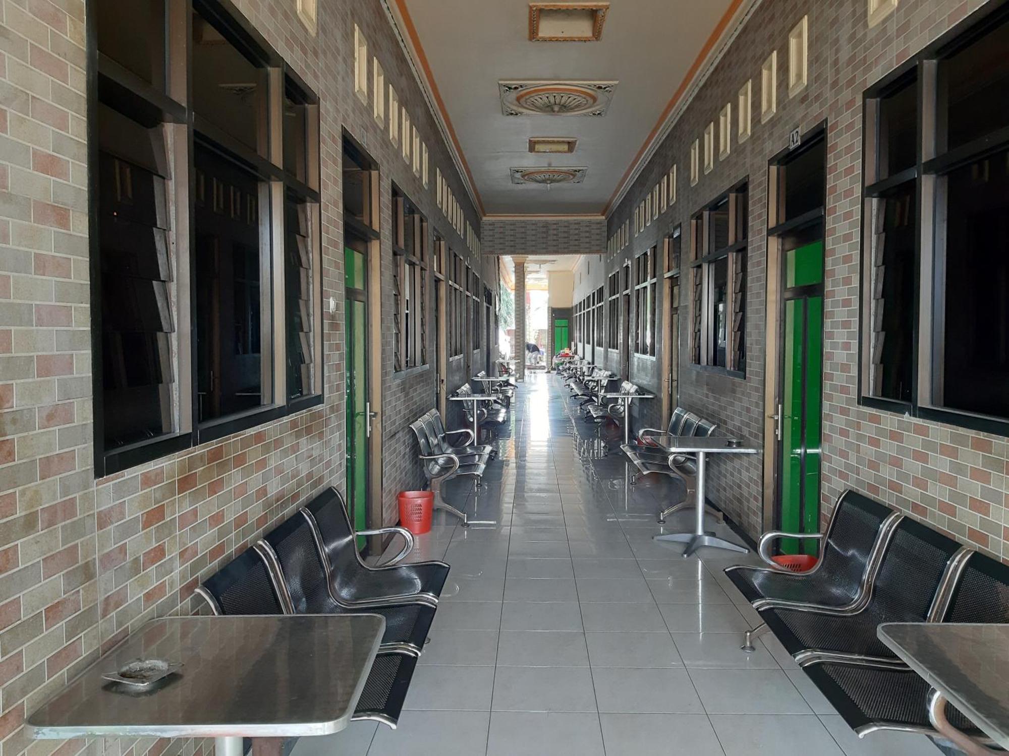 Oyo 92693 Houstel Darma Syariah Hotel Probolinggo Exterior foto